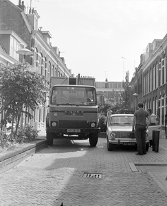 884247 Afbeelding van een vuilniswagen in de Kwartelstraat te Utrecht.